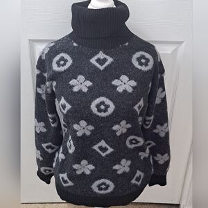 NWT  100% Cashmere Turtleneck Sweater   Size L/XL